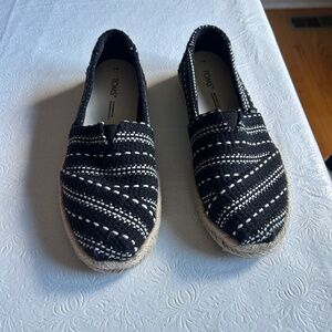 TOMS women’s shoes Size 7